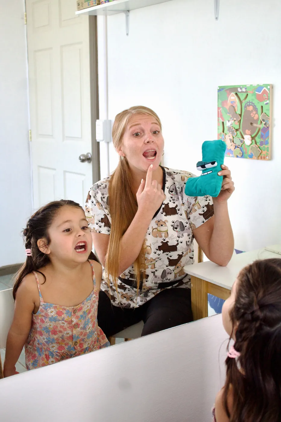 Terapeuta trabajando técnicas de habla con una niña
