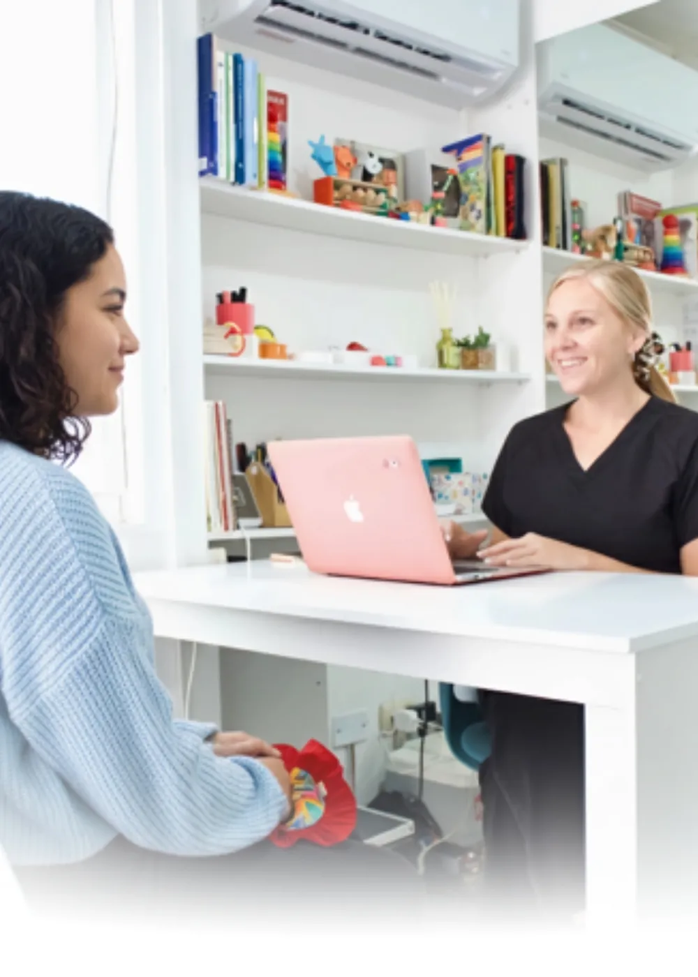 Profesional de Fonoterapia en consulta con paciente