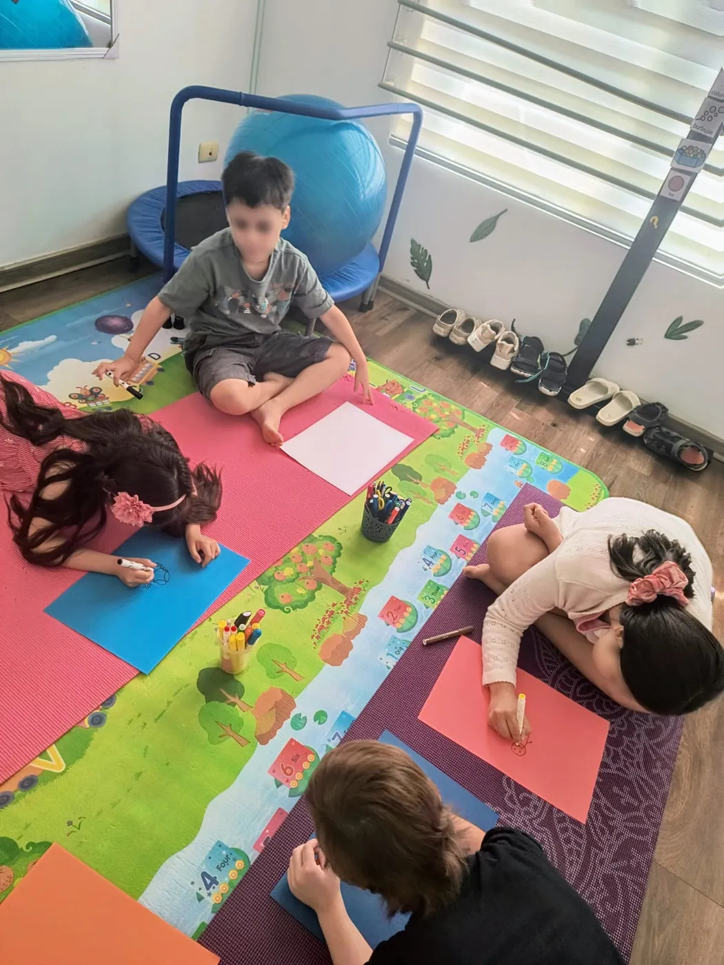 Actividad grupal de dibujo en taller de Fonoterapia